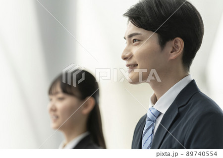 就活イメージ　面接を受ける学生の横顔 89740554