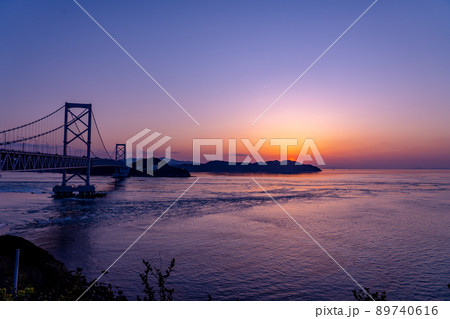 兵庫県南あわじ市 道の駅うずしおから見る大鳴門橋の夕陽 兵庫県南あわじ市 道の駅うずしおから見る大鳴門橋の夕陽 89740616