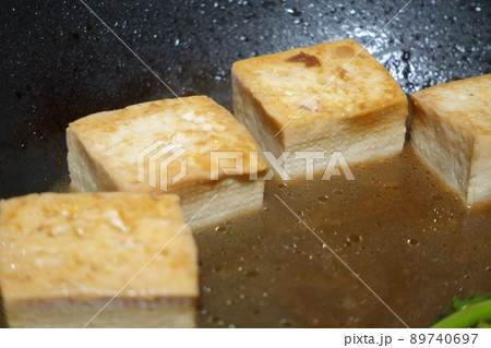 すき焼きの調理 豆腐 すき焼きの調理 豆腐 89740697