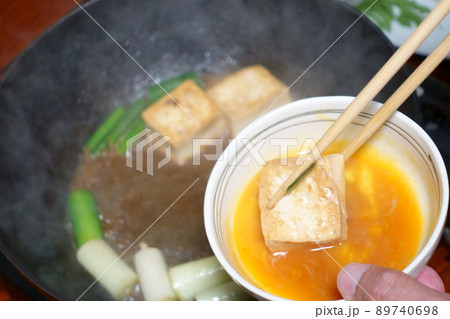 すき焼きの調理　豆腐を取るところ 89740698