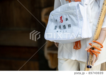 お遍路用の服やグッズを着せて展示しているマネキン人形 89740699