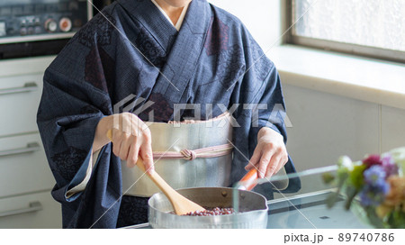 キッチンで小豆を煮る和服姿の女性 89740786