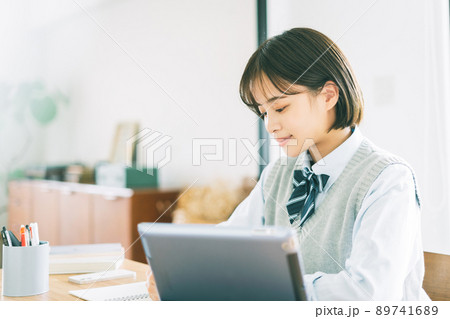 オンライン（タブレット）で学習する高校生 89741689
