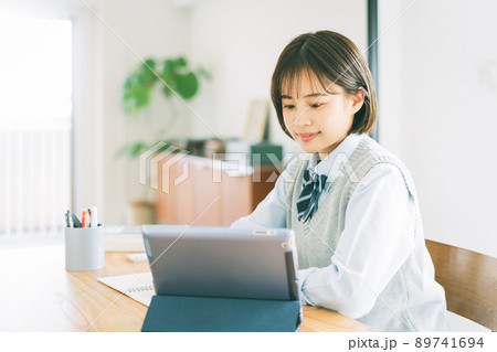 オンライン(タブレット)で学習する高校生 オンライン(タブレット)で学習する高校生 89741694