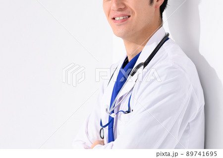 男性医療イメージ　白背景　顔なし 89741695