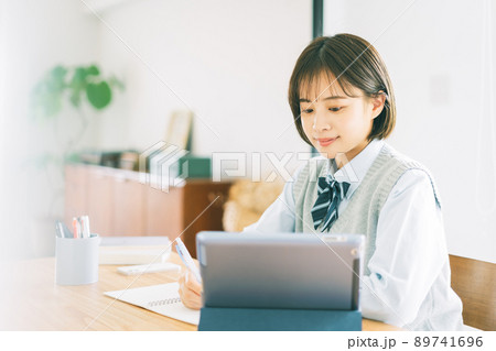 オンライン（タブレット）で学習する高校生 89741696