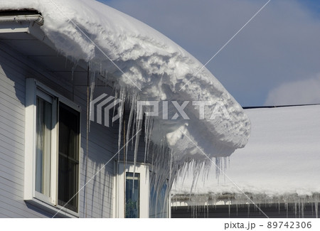 屋根の雪庇 ズレ動く屋の積雪 屋根の雪庇 ズレ動く屋の積雪 89742306