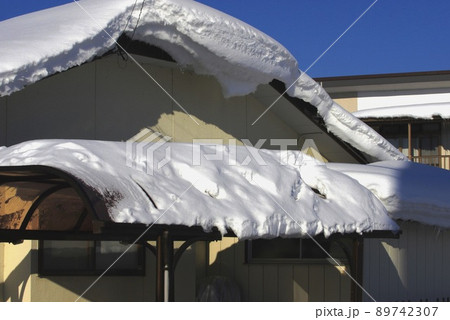 カーポートの屋根の積雪 カーポートる屋根に積もる雪 カーポートの屋根の積雪 カーポートる屋根に積もる雪 89742307