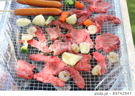 BBQ:炭火焼きの牛肉、豚肉。キャンプ、野外パーティ、イベント BBQ:炭火焼きの牛肉、豚肉。キャンプ、野外パーティ、イベント 89742947