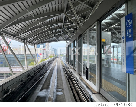 ゆりかもめの先頭車両から見る駅 89743530
