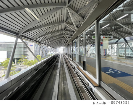 ゆりかもめの先頭車両から見る駅 ゆりかもめの先頭車両から見る駅 89743532
