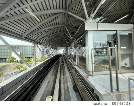 ゆりかもめの先頭車両から見る駅 89743533