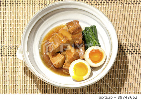 鉢に入った豚の角煮と半熟卵とホウレンソウを俯瞰で撮影 鉢に入った豚の角煮と半熟卵とホウレンソウを俯瞰で撮影 89743662