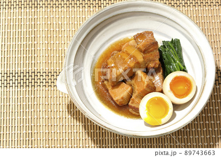 鉢に入った豚の角煮と半熟卵とホウレンソウを俯瞰で撮影 89743663