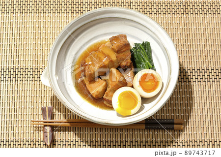 鉢に入った豚の角煮と半熟卵とホウレンソウと箸を俯瞰で撮影 89743717