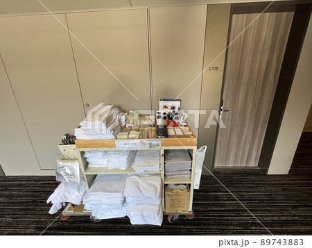 ホテルの客室を清掃するハウスキーピングの清掃ワゴン 89743883