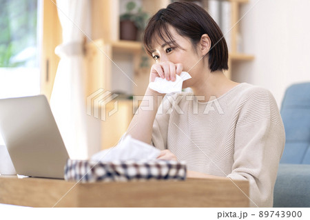 花粉症が辛い女性 花粉症イメージ 花粉症が辛い女性 花粉症イメージ 89743900