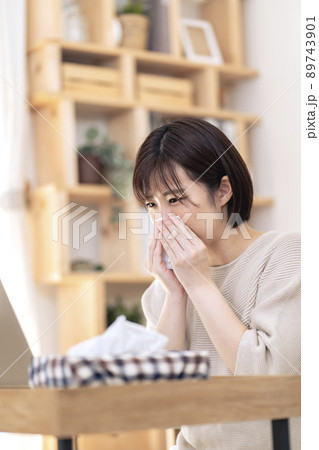 花粉症が辛い女性　花粉症イメージ 89743901