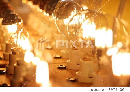 整然と並べられたソケット型ランプ 照明 整然と並べられたソケット型ランプ 照明 89744064