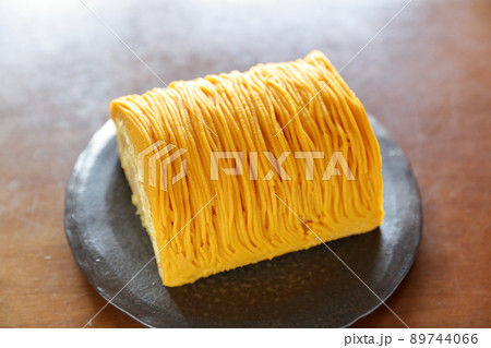 ロールケーキ風モンブランケーキ ロールケーキ風モンブランケーキ 89744066