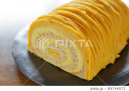 ロールケーキ風モンブランケーキ ロールケーキ風モンブランケーキ 89744072