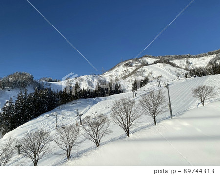 雪山での遭難現場 89744313
