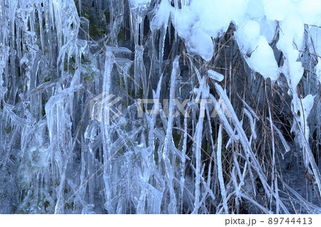 冬の風物詩 氷のオブジェ(氷瀑・湧水広場 愛知県 豊田市) 冬の風物詩 氷のオブジェ(氷瀑・湧水広場 愛知県 豊田市) 89744413