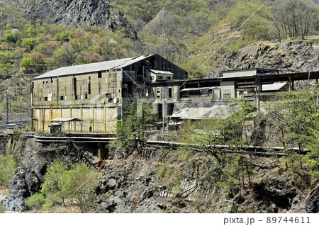 足尾銅山跡　渡良瀬川の岩場に建つ本山駅遺跡 89744611