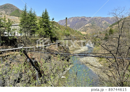 足尾銅山跡　渡良瀬川に精錬所跡の煙突 89744615