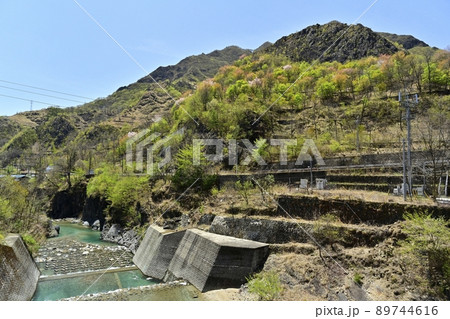 足尾銅山跡 本山駅遺跡下の渡良瀬川砂防ダム 足尾銅山跡 本山駅遺跡下の渡良瀬川砂防ダム 89744616