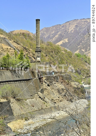足尾銅山跡 渡良瀬川に精錬所跡の煙突 足尾銅山跡 渡良瀬川に精錬所跡の煙突 89744624