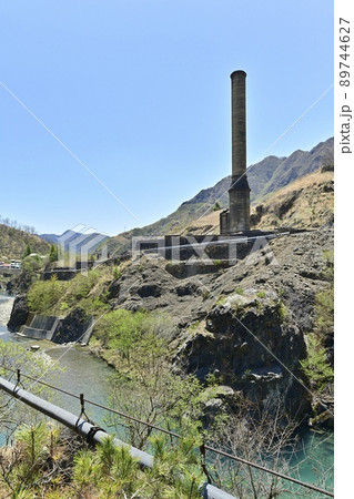 足尾銅山跡　渡良瀬川に精錬所跡の煙突 89744627