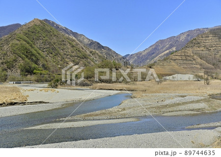 足尾銅山跡　渡良瀬川と久蔵川合流部分の砂防ダム上の砂だまり 89744635