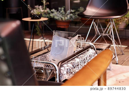 家のウッドデッキでバーベキュー、準備 89744830