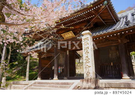 神呪寺仁王門と桜（兵庫県西宮市） 89745024