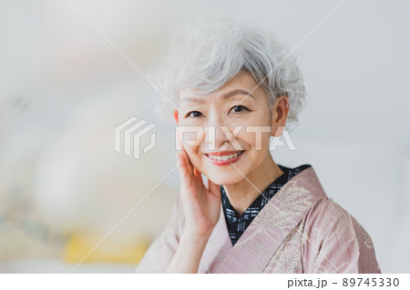 ピンクの紬　グレーヘアの女性 89745330