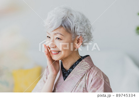 ピンクの紬　グレーヘアの女性 89745334