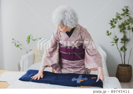 着物の女性　たとう紙　 89745411