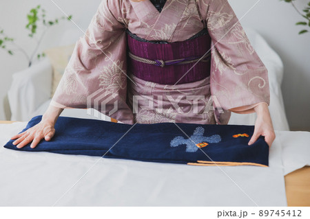 着物の女性　たとう紙　 89745412