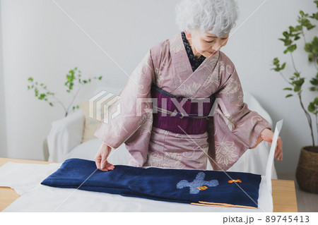 着物の女性 たとう紙 着物の女性 たとう紙 89745413