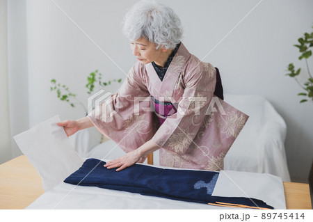 着物の女性 たとう紙 着物の女性 たとう紙 89745414