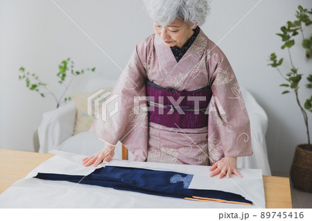 着物の女性 たとう紙 着物の女性 たとう紙 89745416