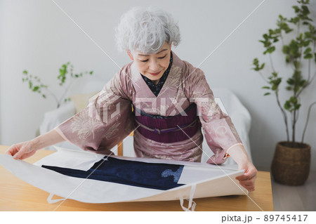 着物の女性 たとう紙 着物の女性 たとう紙 89745417