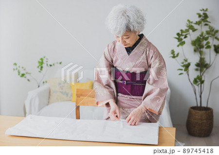 着物の女性　たとう紙　 89745418