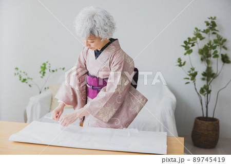 着物の女性 たとう紙 着物の女性 たとう紙 89745419
