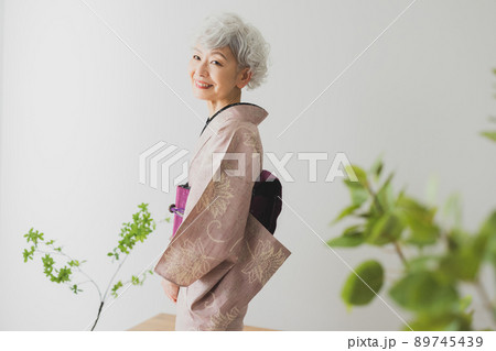 ピンクの紬　グレーヘアの女性 89745439