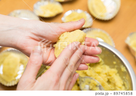 スイートポテトを作る女性の手元 89745858