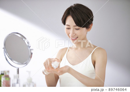 スキンケアをするミドル女性 89746064