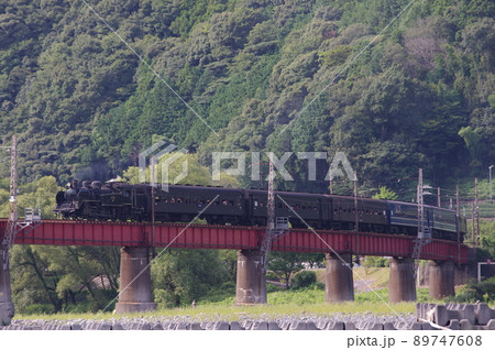 大井川鉄道 笹間渡鉄橋を行くSL（C11190） 89747608