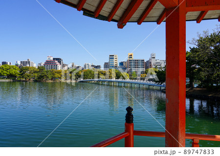 春の大濠公園　大きな池を渡る観月橋（福岡市中央区） 89747833